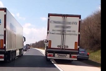 Két kamionos elég drasztikus módszerekkel blokkolta az autósokat az M1-esen