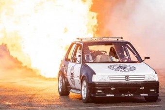 Pokoli szörnyeteget varázsoltak a kicsi Peugeot-ból