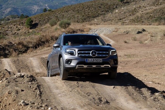 Autobahn vagy siratófal? Tökmindegy a Mercedes GLB-nek 12 Autobahn vagy siratófal? Tökmindegy a Mercedes GLB-nek 12