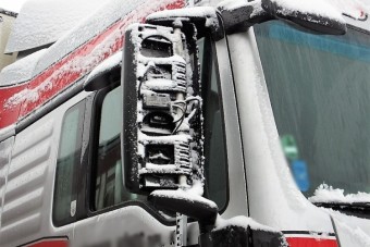 Szétverte a másik kamionos tükrét, mert felébresztették