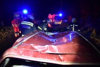 Tetővel kapta el a villanyoszlopot egy autós 2