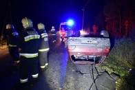 Tetővel kapta el a villanyoszlopot egy autós 8