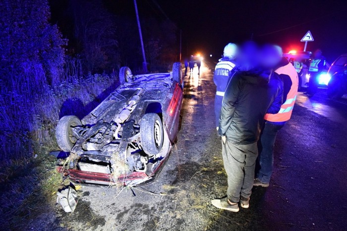 Tetővel kapta el a villanyoszlopot egy autós