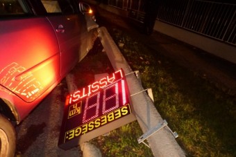 Kidöntötte a sebességjelző táblát a részeg autós