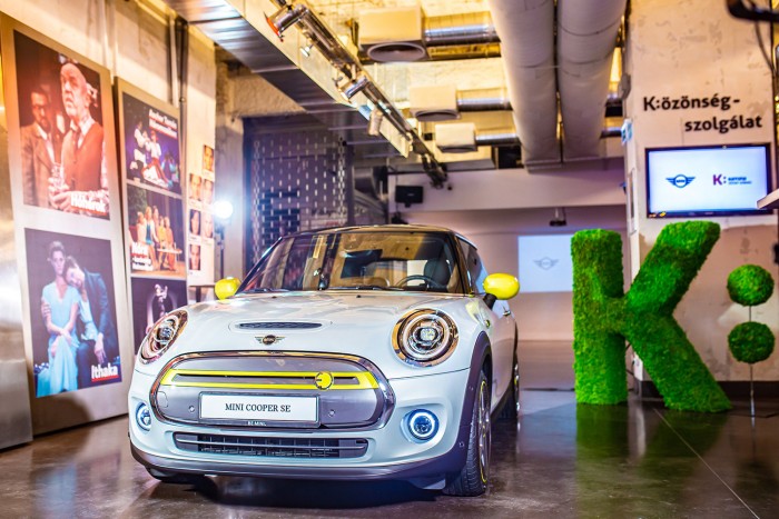 Színházban mutatkozott be az elektromos MINI