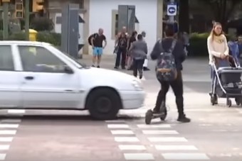 Arról kérdezték a rolleres lányt, ismeri-e a szabályokat, aztán el is gázolta egy autó