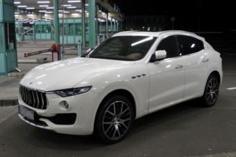 Ritka luxusautót fogtak a magyar határon