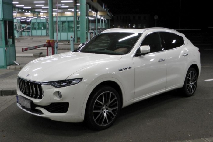 Ritka luxusautót fogtak a magyar határon