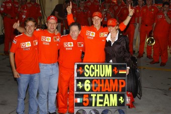 F1: Hamilton már túlszárnyalta Schumachert