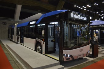 Hernyóként tekereg a Solaris új trolibusza