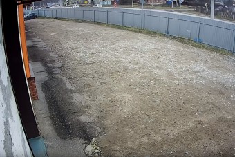 Hatalmas szerencse, hogy az autószerelő udvarán épp semmi és senki nem volt