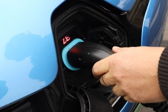 Újabb hazai villanyautó-töltők lesznek fizetősek