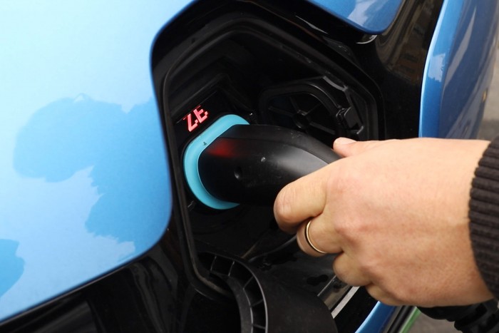 Újabb hazai villanyautó-töltők lesznek fizetősek
