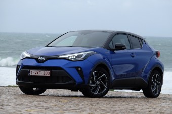 Izgalmas külsejű, jól vezethető hibridre vágysz? Tessék: Toyota C-HR 2019.