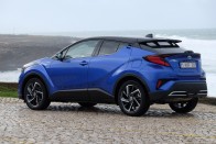 Izgalmas külsejű, jól vezethető hibridre vágysz? Tessék: Toyota C-HR 2019. 48