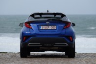 Izgalmas külsejű, jól vezethető hibridre vágysz? Tessék: Toyota C-HR 2019. 49