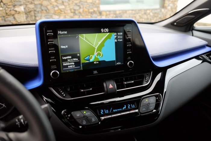 Izgalmas külsejű, jól vezethető hibridre vágysz? Tessék: Toyota C-HR 2019. 84 Izgalmas külsejű, jól vezethető hibridre vágysz? Tessék: Toyota C-HR 2019. 84