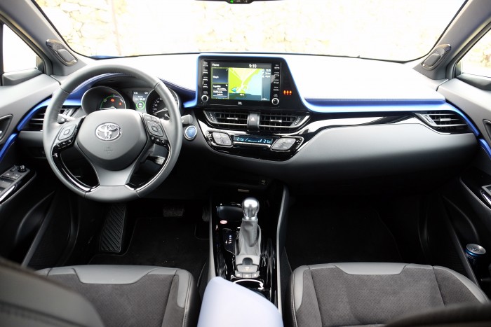 Izgalmas külsejű, jól vezethető hibridre vágysz? Tessék: Toyota C-HR 2019. 78 Izgalmas külsejű, jól vezethető hibridre vágysz? Tessék: Toyota C-HR 2019. 78