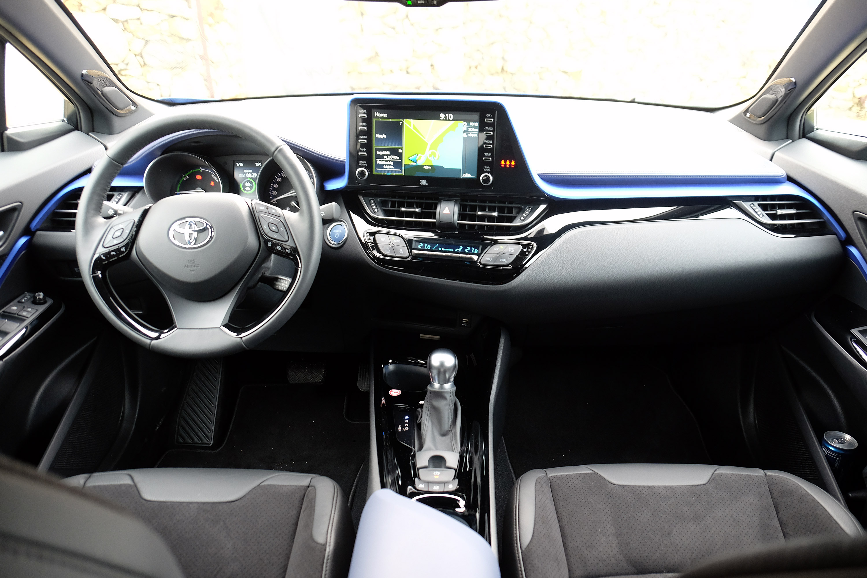 Izgalmas külsejű, jól vezethető hibridre vágysz? Tessék: Toyota C-HR 2019. 33