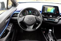 Izgalmas külsejű, jól vezethető hibridre vágysz? Tessék: Toyota C-HR 2019. 70