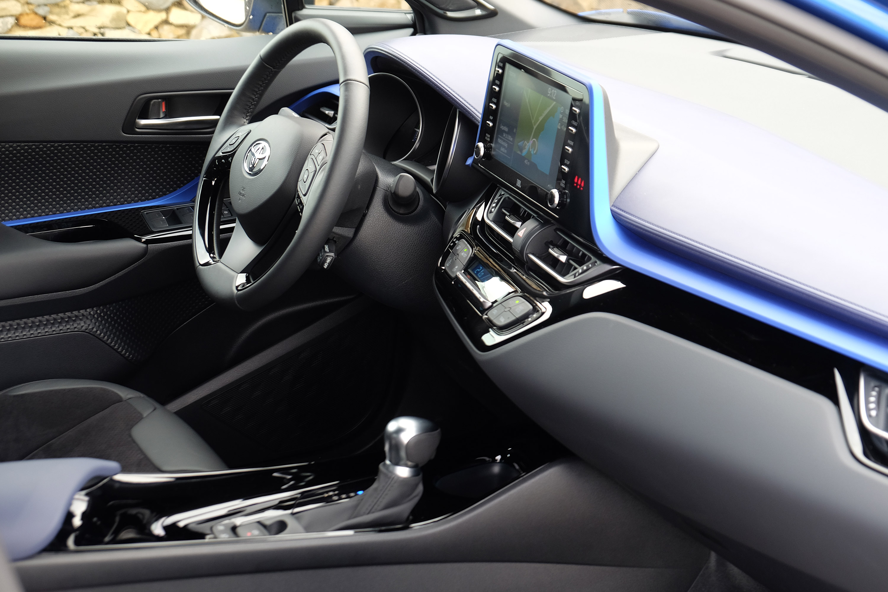 Izgalmas külsejű, jól vezethető hibridre vágysz? Tessék: Toyota C-HR 2019. 38