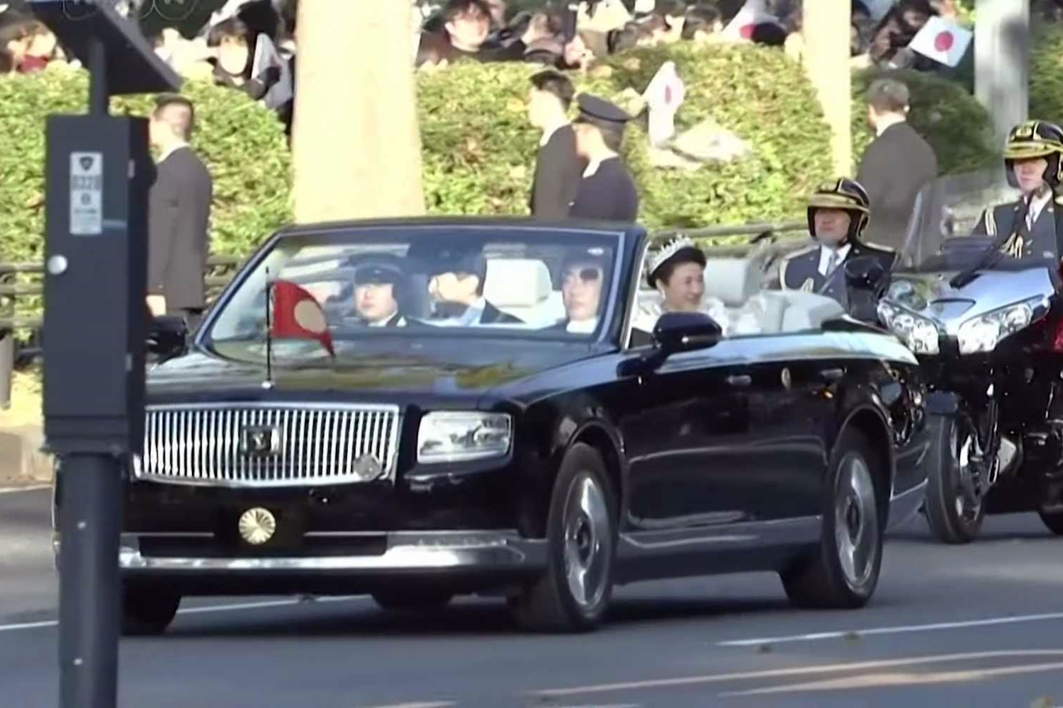 Használatba vette egyedi kabrióját a japán császár 6