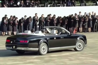 Használatba vette egyedi kabrióját a japán császár