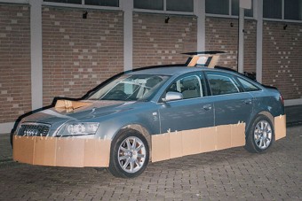 Gondolt egyet és optikai tuningot rakott idegenek autójára éjszaka