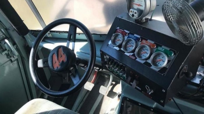 Eladó a futárok legdurvább álma, egy V8-as szállító 5