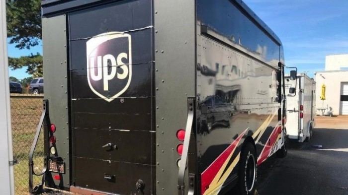 Eladó a futárok legdurvább álma, egy V8-as szállító 7