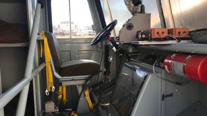 Eladó a futárok legdurvább álma, egy V8-as szállító 4