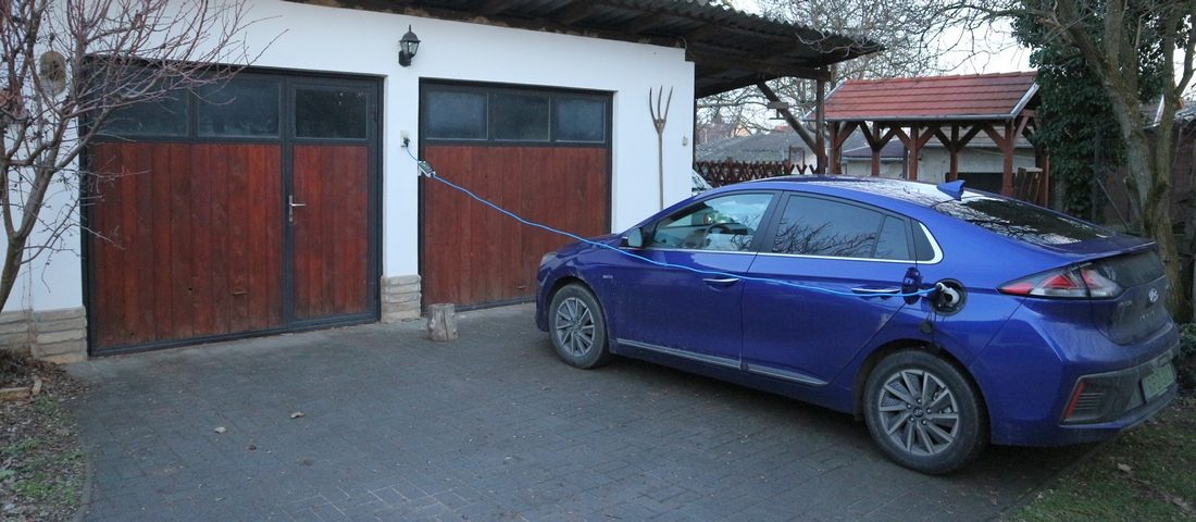 Miért és hogyan telepítsünk házi fél-gyorstöltőt a garázsba?