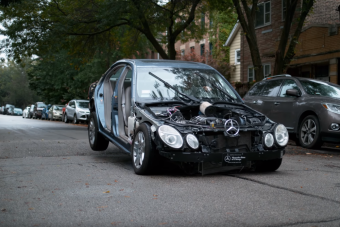 Ez történik az autónkkal, ha fékezés nélkül ráhajtunk a fekvőrendőrre