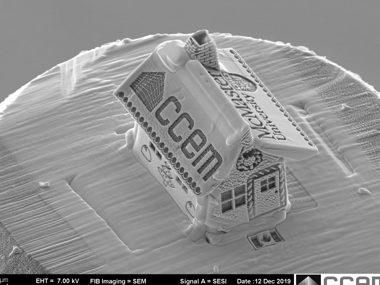 Csak mikroszkóppal látni a világ legkisebb mézeskalácsházát 1