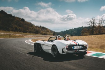 Keletről jön egy klasszikus angol sportautó