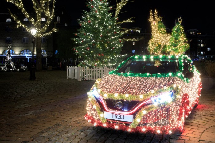 Karácsonyfát faragtak a villanyautóból 5