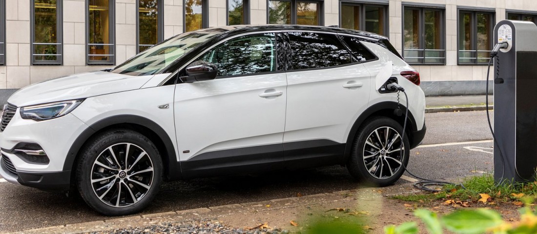 Itt az Opel olcsóbb hibridje