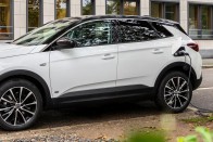 Itt az Opel olcsóbb hibridje 13