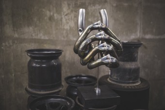 Forma-1-es gépekből készít szobrokat egy férfi