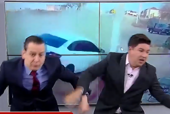 Félreugrottak a képernyőn közeledő autó elől a riporterek