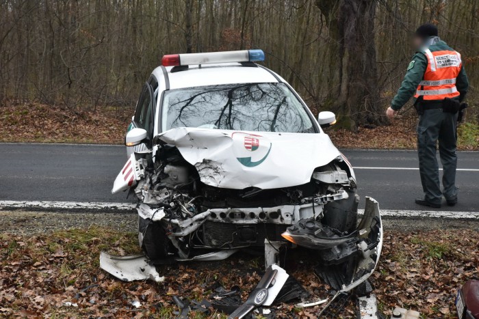 Fotókon a Szombathelynél ripityára tört NAV-os autó 1 | Vezess Fotókon a Szombathelynél ripityára tört NAV-os autó 1