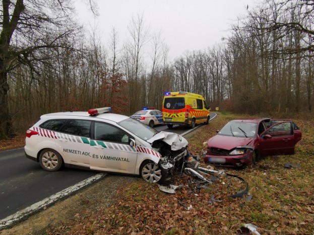 Fotókon a Szombathelynél ripityára tört NAV-os autó 2 | Vezess Fotókon a Szombathelynél ripityára tört NAV-os autó 2