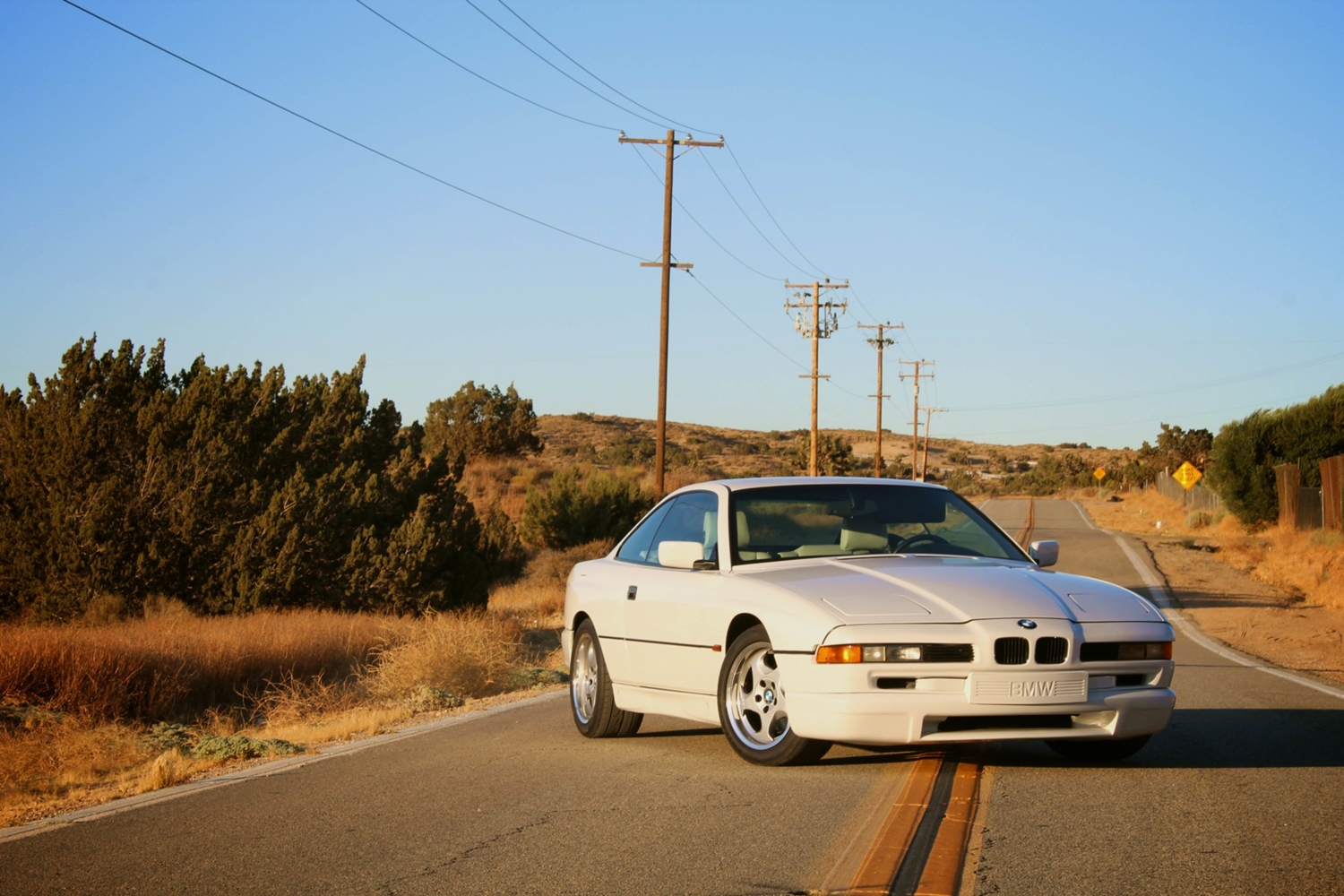 Olyan fehér ez a BMW 850 CSi, mint a friss hó 5