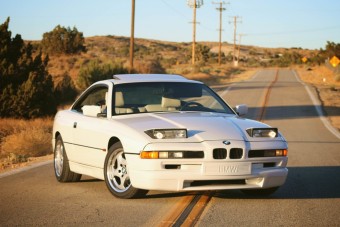 Olyan fehér ez a BMW 850 CSi, mint a friss hó