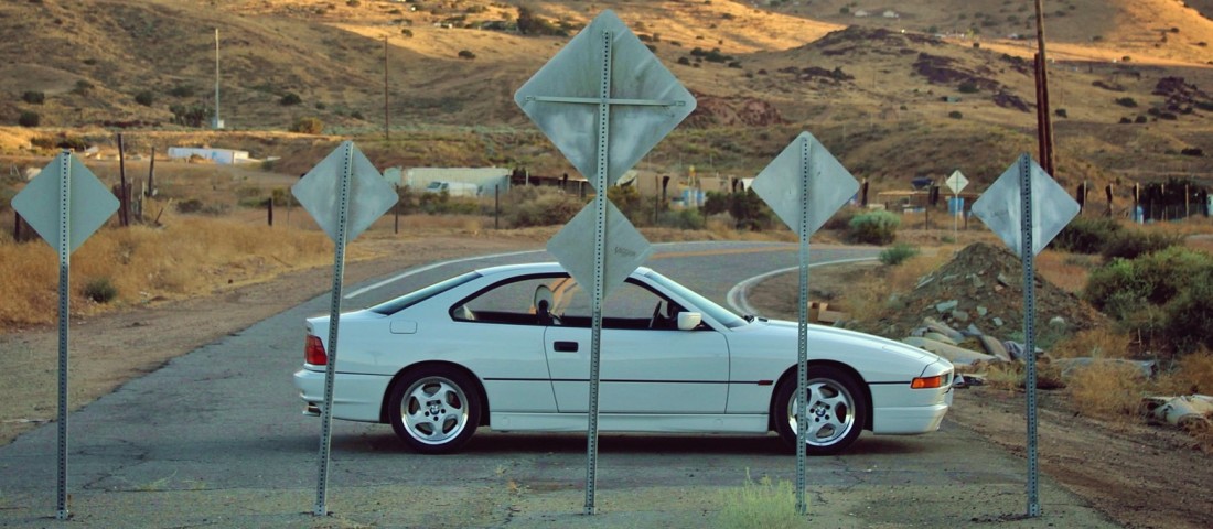 Olyan fehér ez a BMW 850 CSi, mint a friss hó