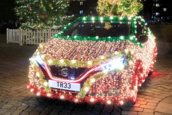 Karácsonyfát faragtak a villanyautóból