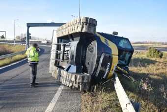 Lánctalpas kotrógép fejelte le a magasságkorlátozót Szombathelynél