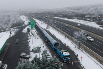 Videón a rettenetes csőszörny, amit közúton visznek át az országon