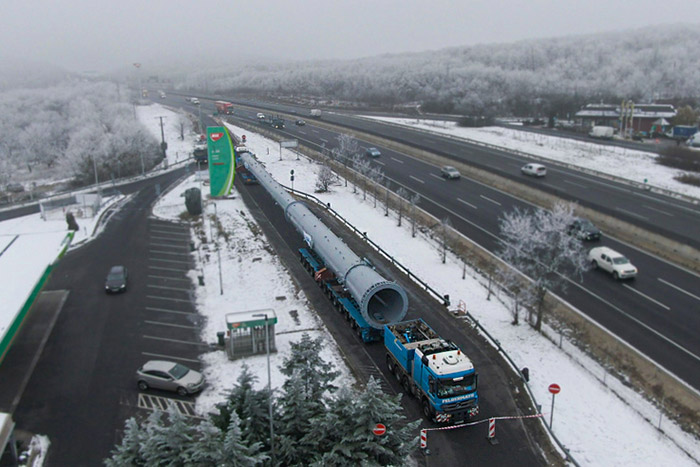 Videón a rettenetes csőszörny, amit közúton visznek át az országon