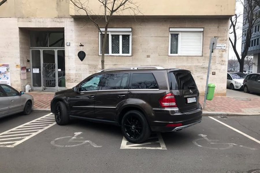 Vérlázítóan bunkón parkoló autós tette be a lábát Budapestre 4